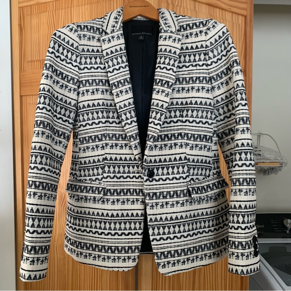 Banana Republic Jacquard One-Button black & off-white Print Blazer. Size 2